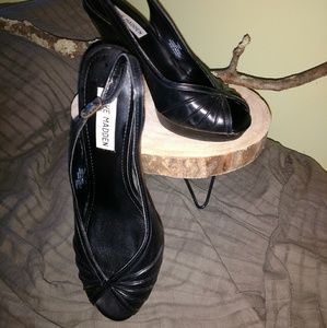 Steve Madden black leather peep toe pumps sz 7.